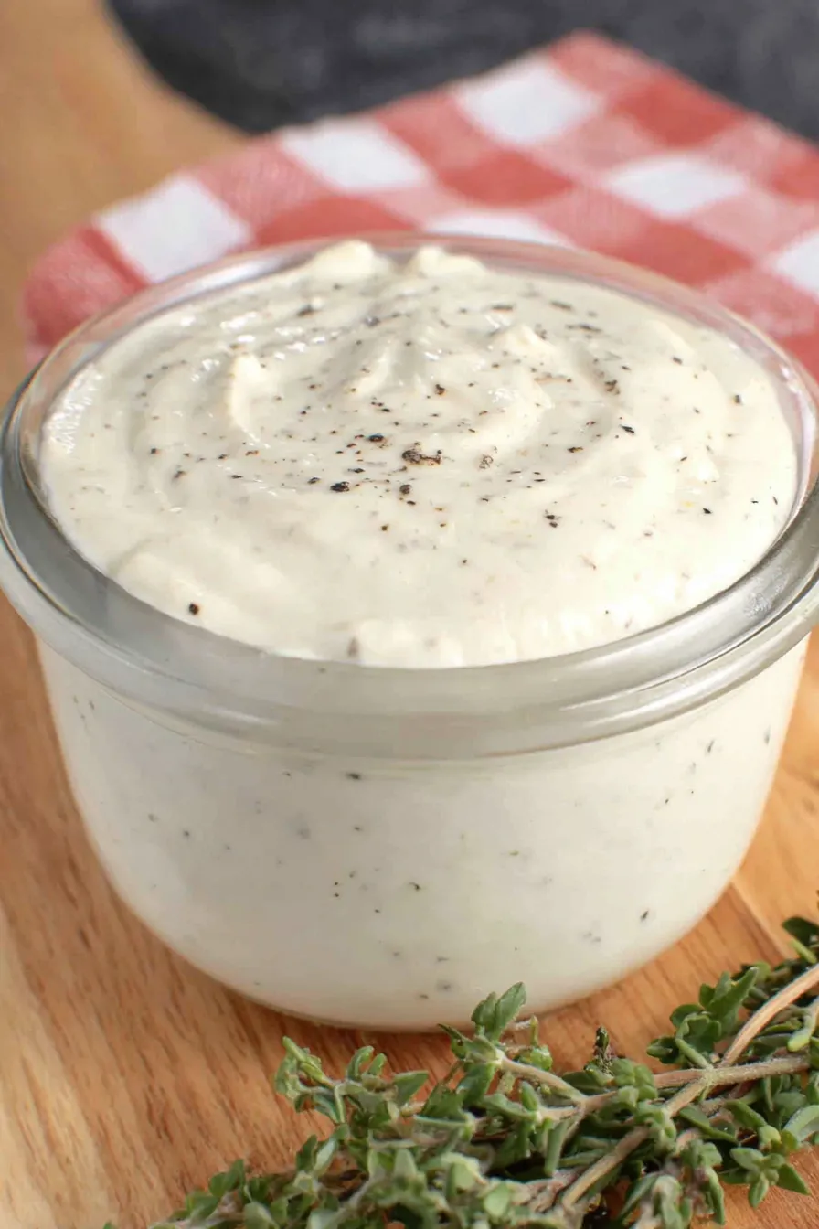 Serving suggestion with smoked salmon and sauce